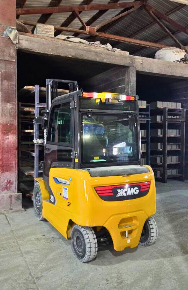 XCMG viljuškar u skladištu, industrijski viljuškar za logistiku i manipulaciju teretom u ponudi Parts Expert d.o.o.