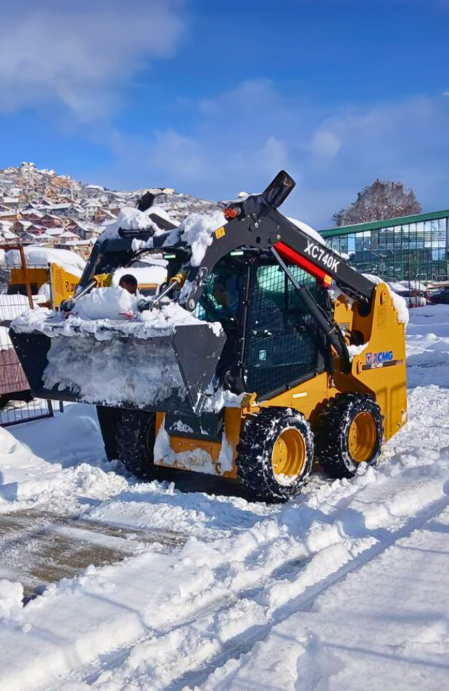 XCMG XC740K mini utovarivač u radu na snijegu, kompaktna građevinska mašina u ponudi Parts Expert d.o.o.