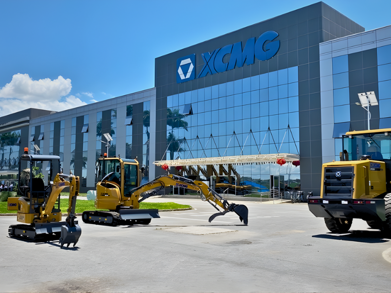 Sjedište kompanije XCMG sa izloženim građevinskim mašinama ispred poslovne zgrade